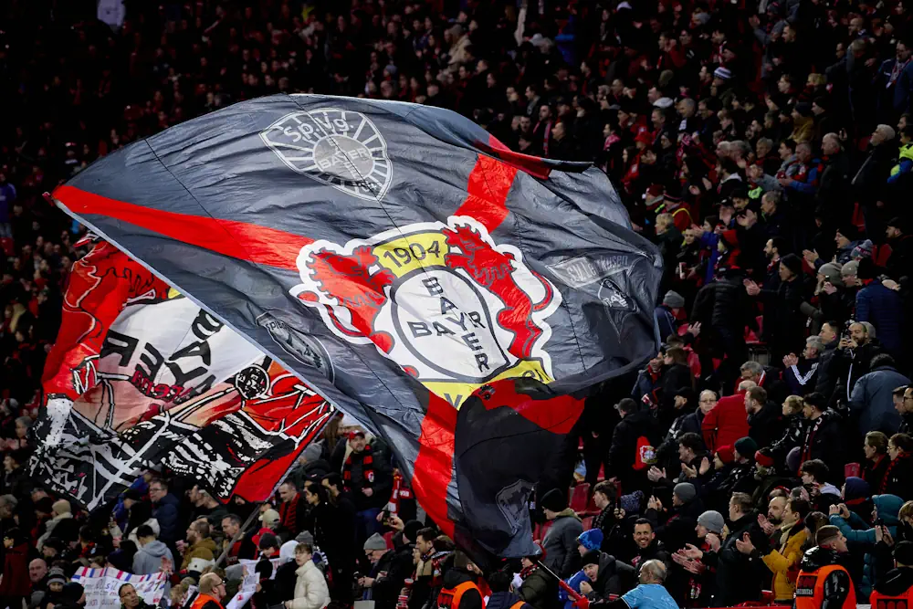 Bayer Leverkusen fans med flaggor