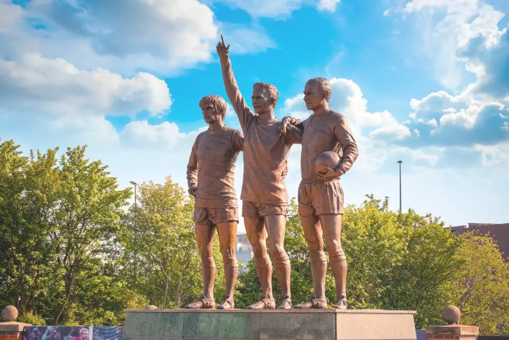 Staty med George Best, Denis Law och Sir Bobby Charlton