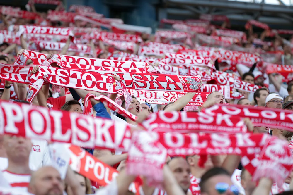Polska fans med halsdukar